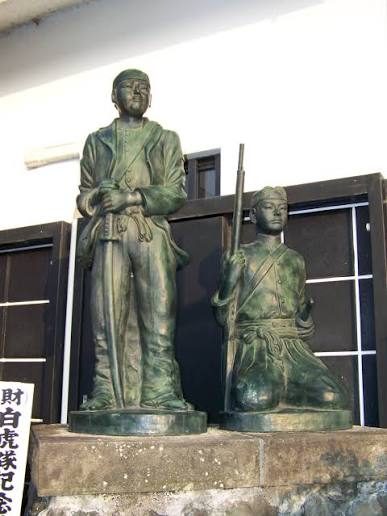 Two bronze statues of Byakkotai soldiers on Mount Iimori