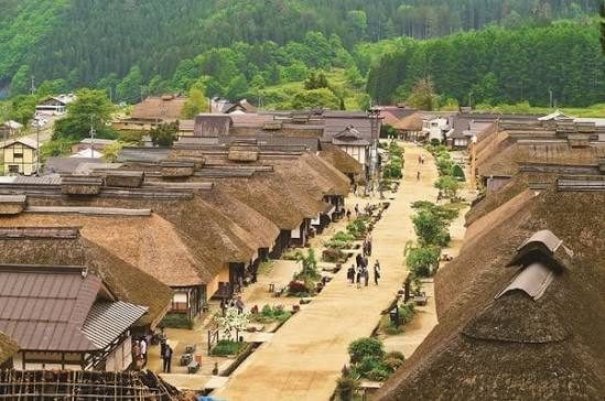The thatched-roof village street of Ouchi-juku