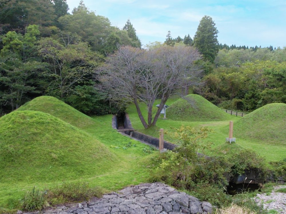 The Hankyozuka border mounds
