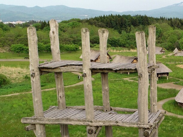 The large pillar-supported building at Sannai-Maruyama