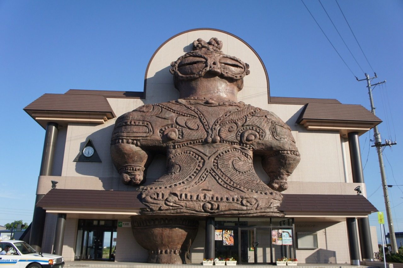 The giant clay figurine at Kizukuri Station