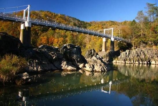The suspension bridge at Kamuikotan and the strange rocks of the Ishikari River