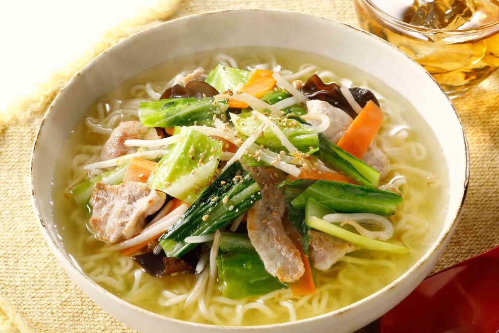 野菜をたっぷりのせたラーメン