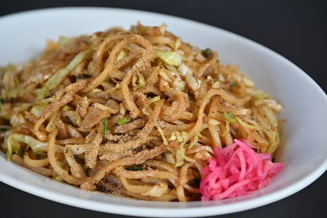 A plate of Fujinomiya yakisoba with pickled red ginger