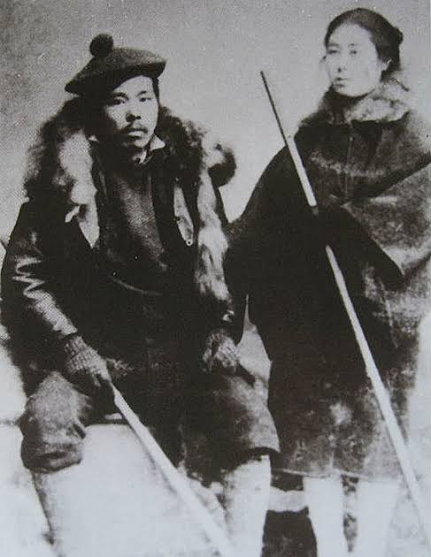 A photograph of Nonaka Itaru and Chiyoko standing in mountaineering gear
