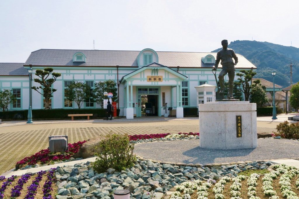 JR Hagi Station building and the statue of Inoue Masaru