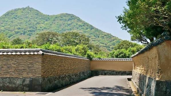 Earthen walls in the Hiyako district, with the mountains toward Mt. Kasayama in the background