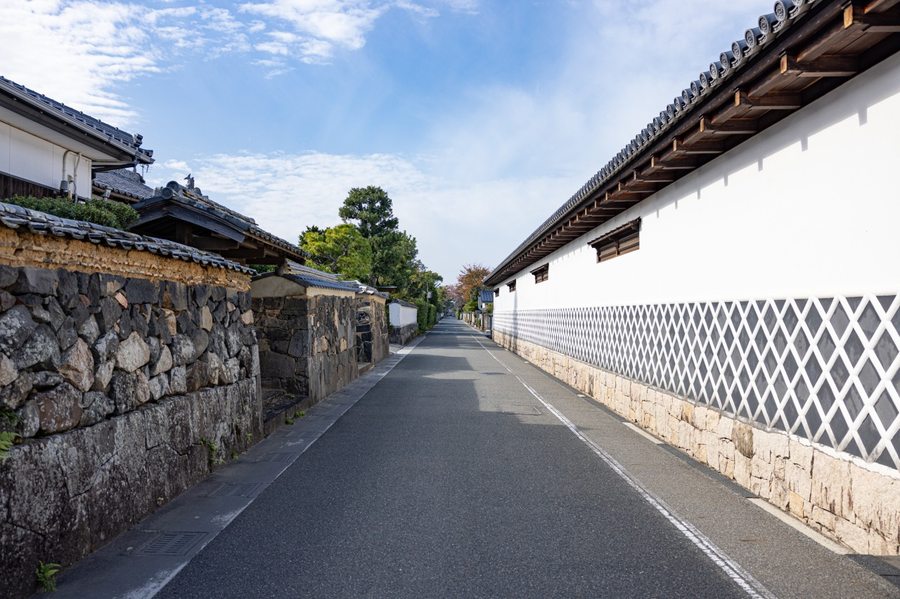 White-walled storehouses and a stone-walled street in the Horiuchi district