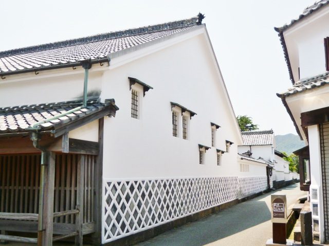 A merchant house with white plaster and namako-style tiled walls