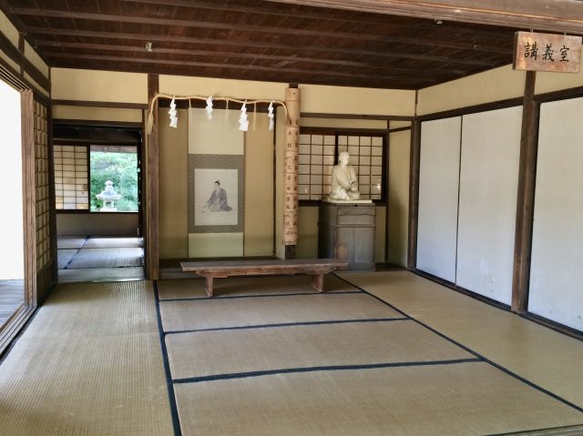 松下村塾的講堂內部，擺放著松陰的肖像畫與塑像