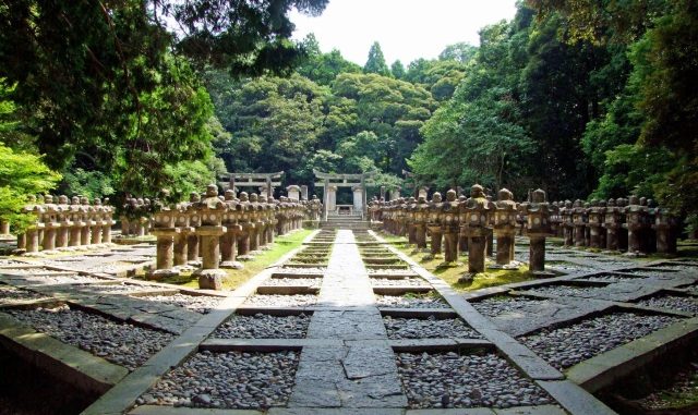 Rows of stone lanterns lining the approach to Tokoji Temple