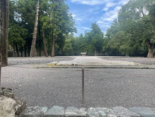 The pebble-covered kodenchi site next to the main sanctuary