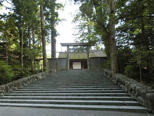 Stone steps and gate of the Naikū main sanctuary