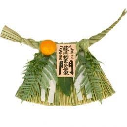 A shimenawa rope with a wooden tag reading Somin Shorai