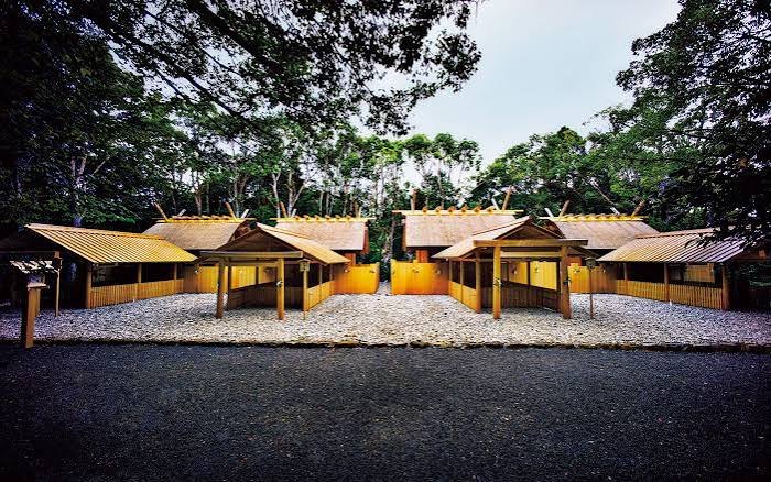 Four shrine buildings of Tsukiyomi-no-miya in the woods