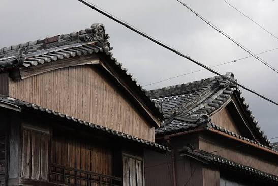 Roofs of Ise townhouses with gable ends facing the street