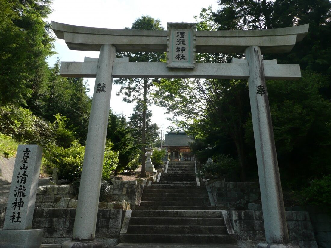 The torii gate and approach to Mitsusue Seiryu Shrine