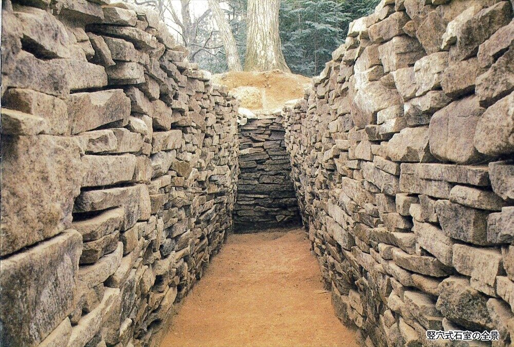 The vertical stone chamber of the Tatsunokuchi burial mound