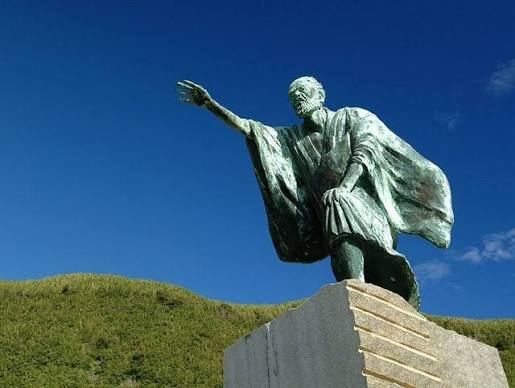 A bronze statue with an arm outstretched, evoking Sakamoto Ryoma