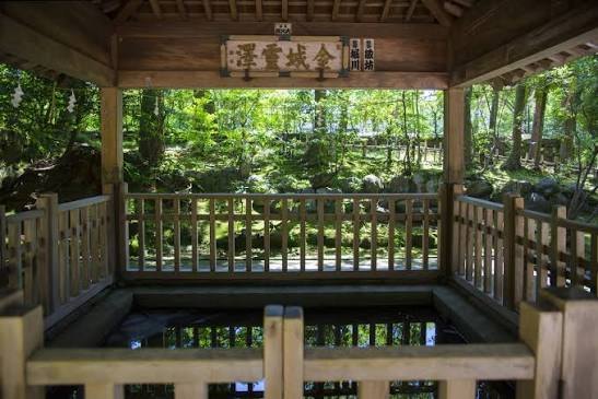 The Kinjo Reitaku spring house beside Kenrokuen