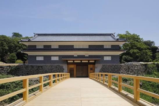 The reconstructed Nezumi-tamon Gate and bridge