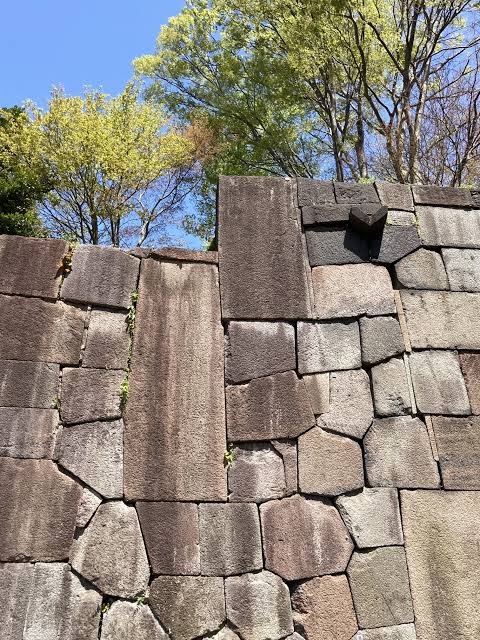 The shikishi-tanzaku stone wall at Gyokusen'inmaru Garden