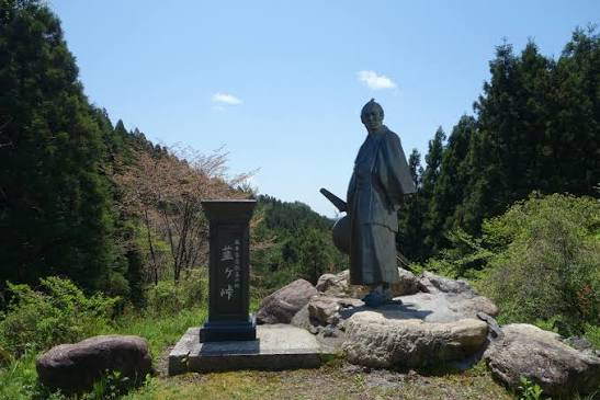Ryoma's statue and memorial stone at Niragatoge Pass