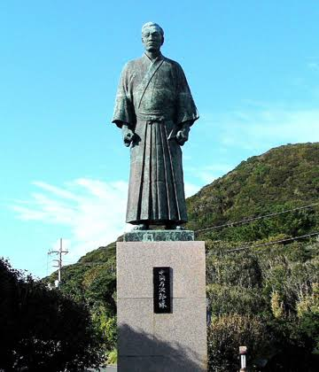 A bronze statue of Nakaoka Shintaro