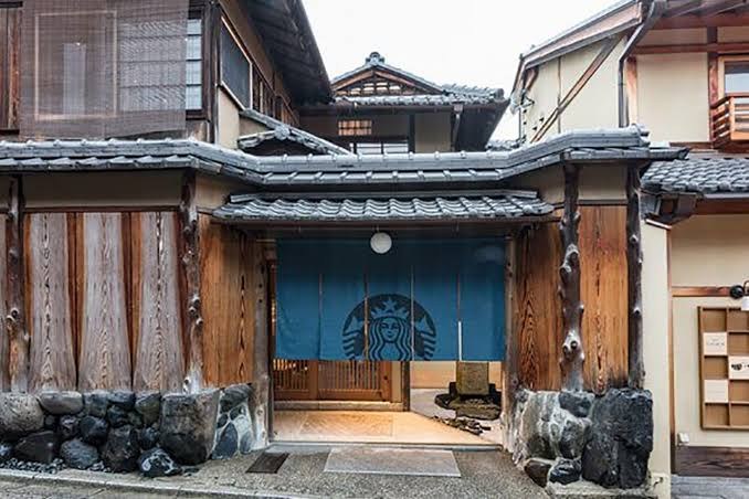 二寧坂のスターバックスは築100年近い町家を改装。看板の代わりに暖簾がかかる