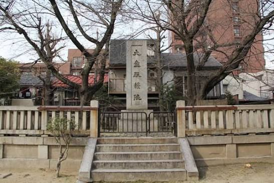 千本丸太町の住宅街にひっそり立つ大極殿跡の碑。ここが平安京の中心だった