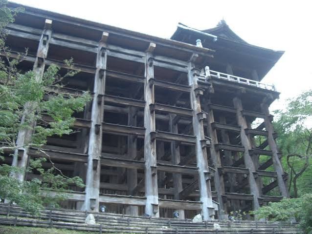 清水の舞台を支える懸造の柱。高さは約13m