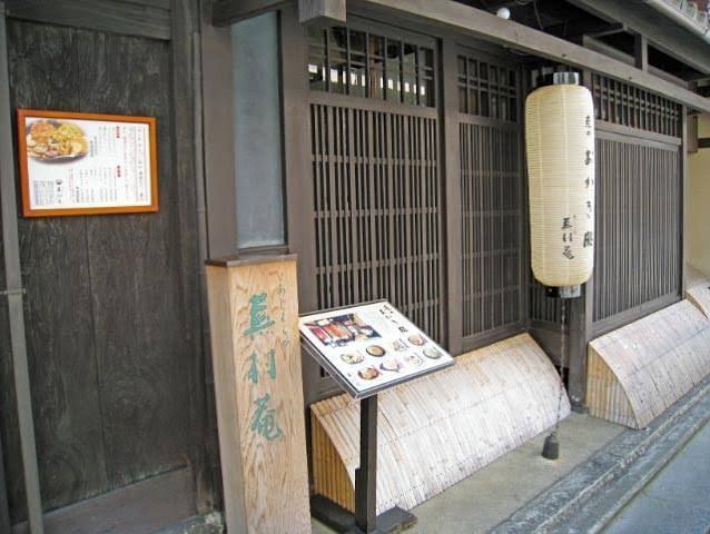 町家の格子と犬矢来。一つひとつに意味がある