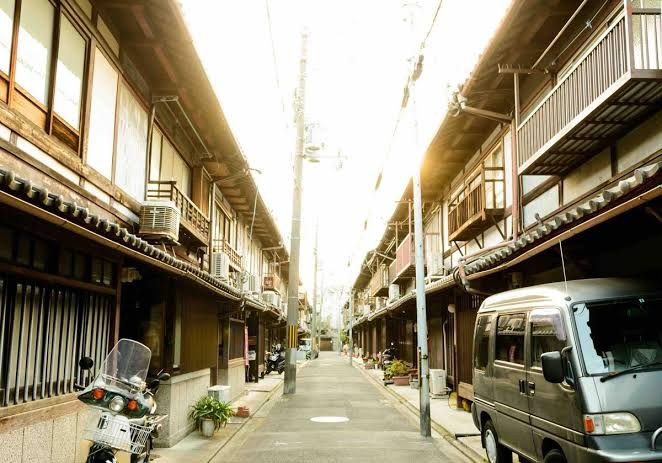 西陣の路地。かつては機を織る音が町じゅうに響いた