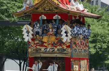 祇園祭の山鉾。懸装品に世界各地の染織品が使われている