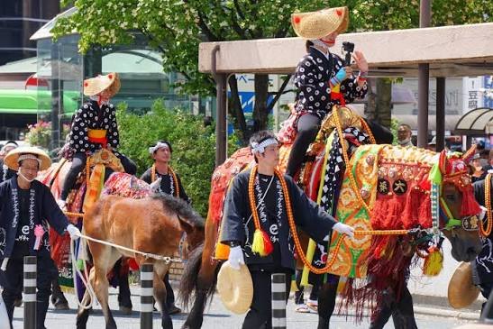 A Chagu Chagu Umakko horse wearing bells and colorful costume