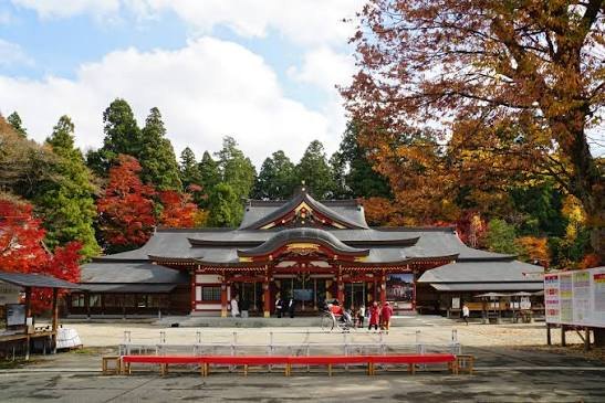 Morioka Hachimangū surrounded by autumn leaves