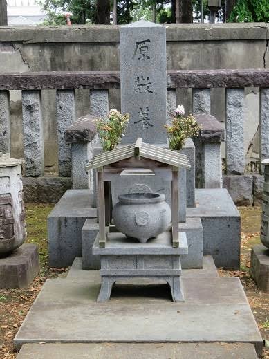 The simple gravestone inscribed “Hara Takashi's grave” at Daijiji