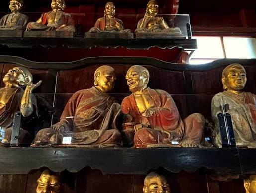 Rows of arhat statues on the shelves of Hōonji Rakan Hall