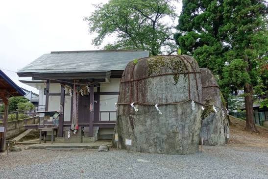 The giant rocks of Mitsuishi Shrine
