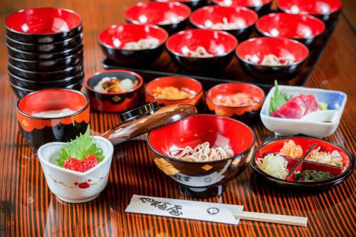 Stacked red lacquer bowls of wanko soba
