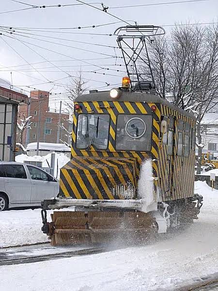 Sasara Densha sweeping snow