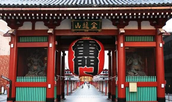 The Kaminarimon gate of Senso-ji