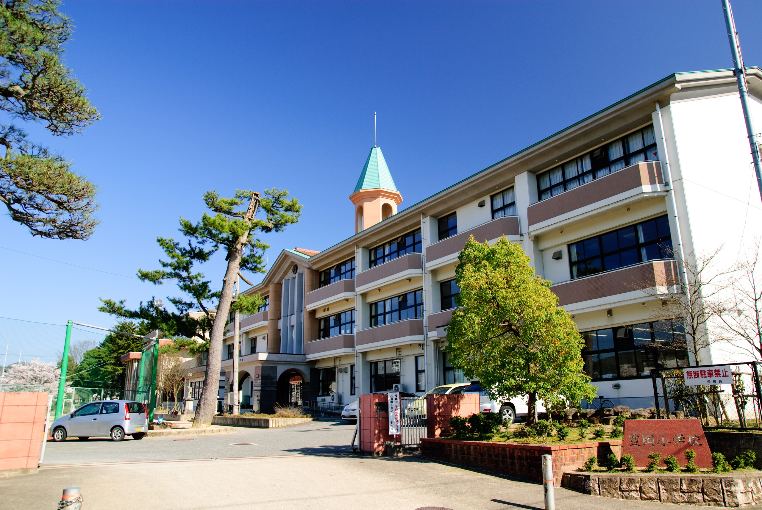 The pseudo-Western style former Takara Elementary School building