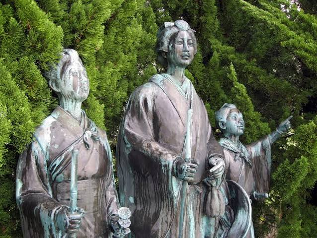 Bronze statue of Oishi Riku with her children